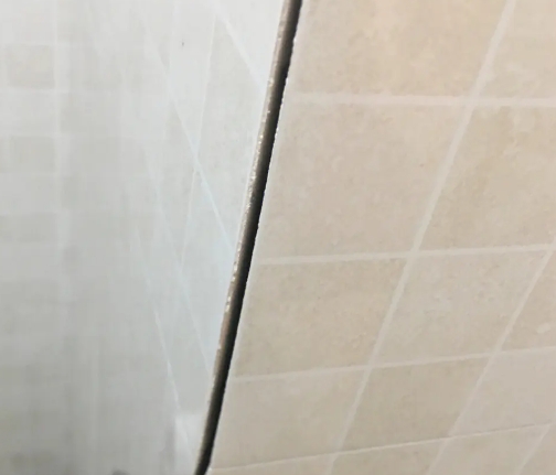 嵩明瓷砖空鼓维修公司分享阳台瓷砖脱落的修复过程可以分为以下几个步骤