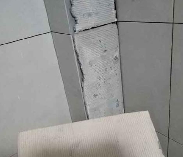嵩明瓷砖空鼓维修公司分享下厨房瓷砖脱落的补救措施。